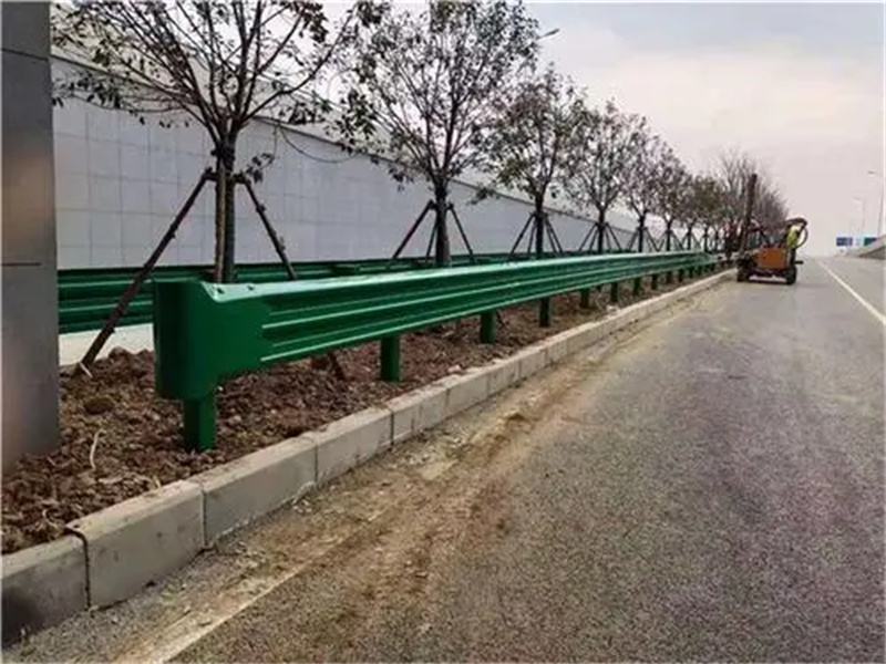 云南高速公路護欄板設備