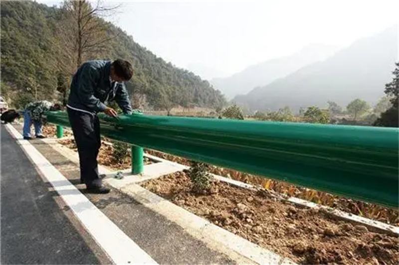 云南高速公路護欄板生產線